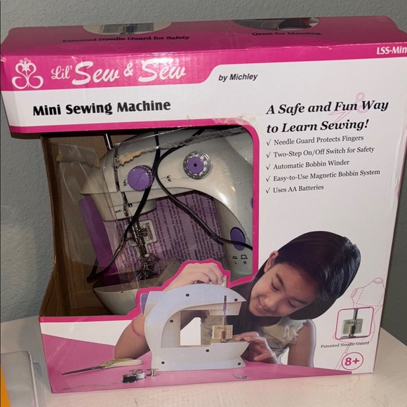 Lil' Sew & Sew Mini Sewing Machine Beginner Sewing Machine for Kids Barely Used - Picture 1 of 3